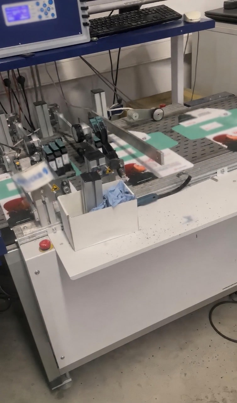 Maschinelle Inkjet-Personalisierung der flachliegenden Mailingboxen