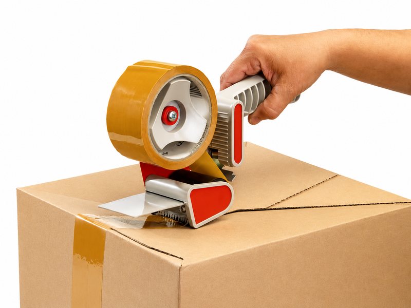 Paket wird für eine Sample-to-Sale Kampagne verschlossen