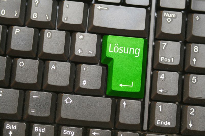Tastatur mit grüner Lösungstaste als Symbol für Tracking und Auswertung